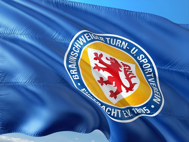 套娃，久保建英坐在涩谷的大久保建英像下握着一个小久保建英